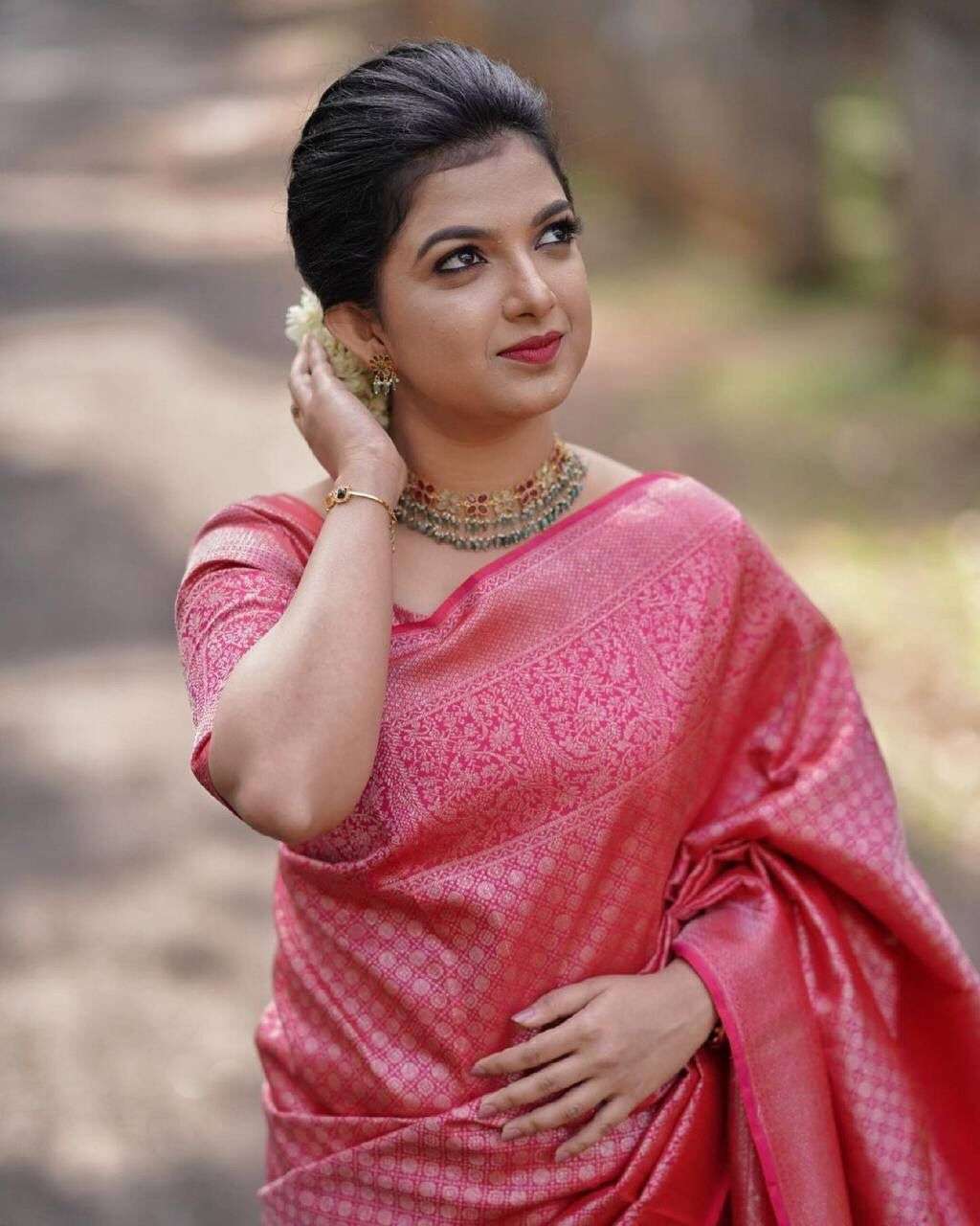 152 BY FASHID WHOLESALE INDIAN TRADITIONAL WEAR COLLECTION BEAUTIFUL STYLISH FANCY COLORFUL PARTY WEAR & OCCASIONAL WEAR SOFT LICHI SILK SAREES AT WHOLESALE PRICE
