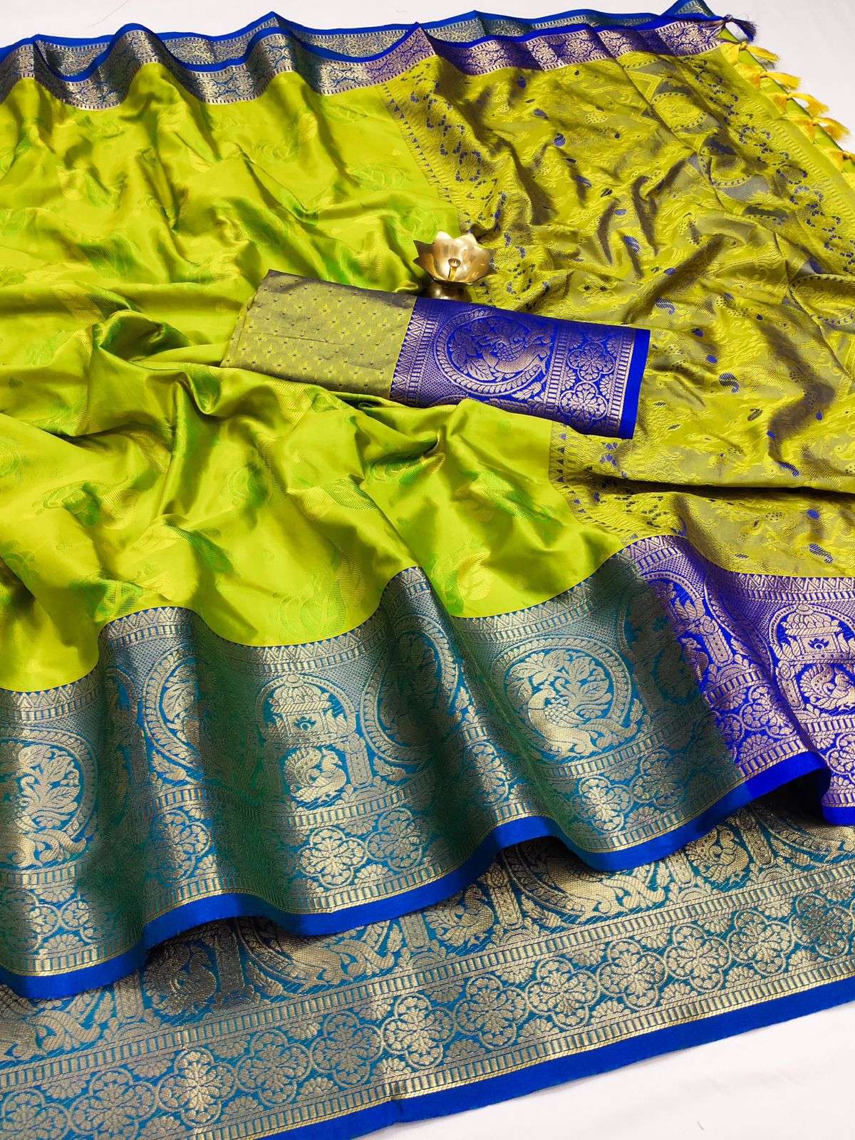 MB-3195 BY FASHID WHOLESALE 01 TO 07 SERIES INDIAN TRADITIONAL WEAR COLLECTION BEAUTIFUL STYLISH FANCY COLORFUL PARTY WEAR & OCCASIONAL WEAR SOFT KANJIVARAM JACQUARD SAREES AT WHOLESALE PRICE