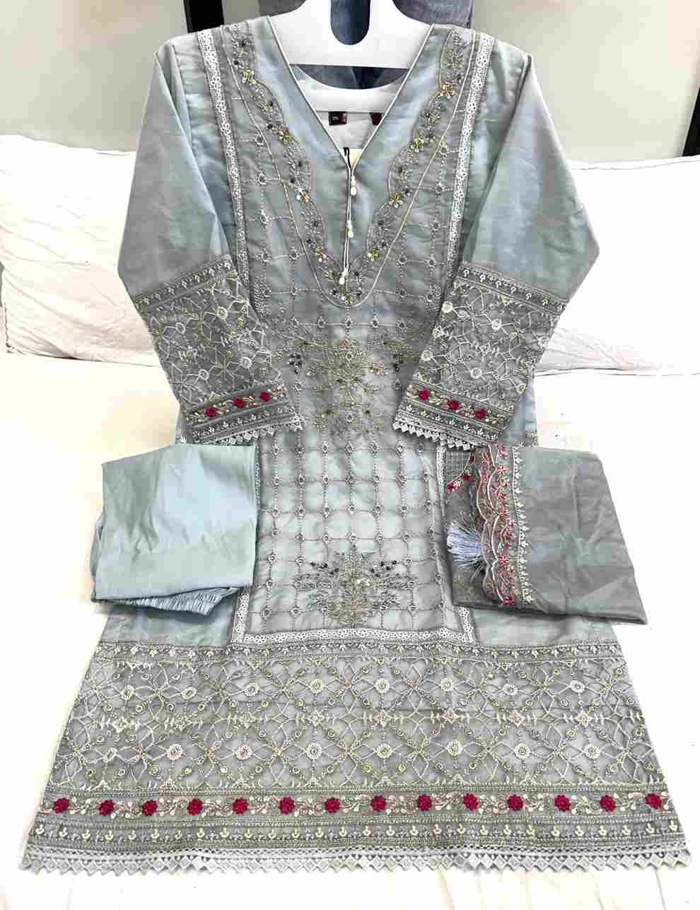 Mushk Hit Design 1028 Colours By Mushk 1028-A To 1028-D Series Beautiful Winter Collection Pakistani Suits Stylish Fancy Colorful Casual Wear & Ethnic Wear Heavy Organza Dresses At Wholesale Price