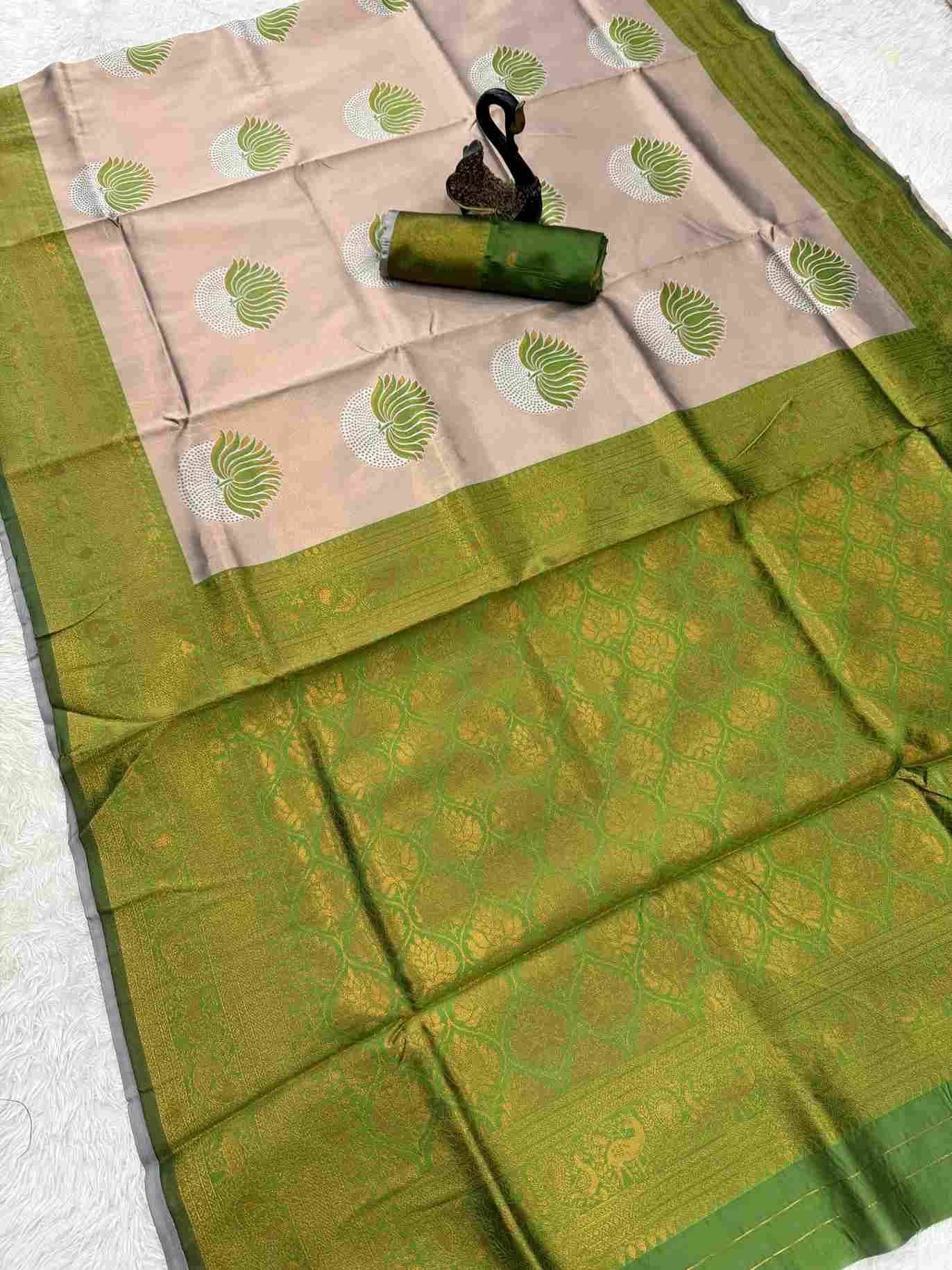 Sb-922 By Fashid Wholesale 01 To 04 Series Indian Traditional Wear Collection Beautiful Stylish Fancy Colorful Party Wear & Occasional Wear Pure Banarasi Silk Sarees At Wholesale Price